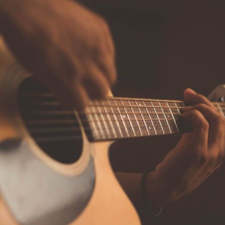 Gitarrenfans in Uganda